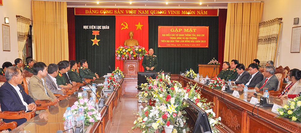 Thiếu tướng Lê Anh Thơ trao đổi với các nhà báo.