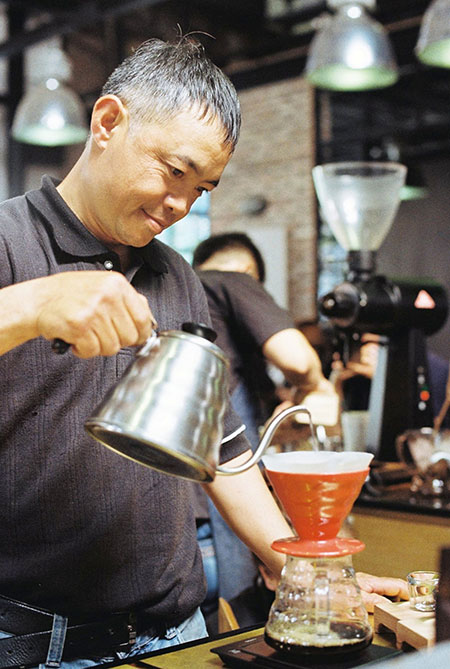 Ông Lê Thành An trong một lần tập huấn pha chế cà phê
