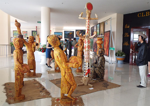 Cụm tượng “Hội mùa Pơ T’rum (tượng gỗ - K’Minh Tuấn – Lâm Đồng) đoạt giải A triển lãm khu vực