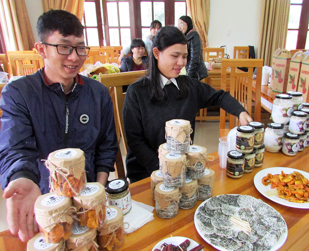 Trưng bày sản phẩm chế biến từ rau hữu cơ của Trang trại Jan’S ở xã Đạ Sar, huyện Lạc Dương. Ảnh: V.Việt