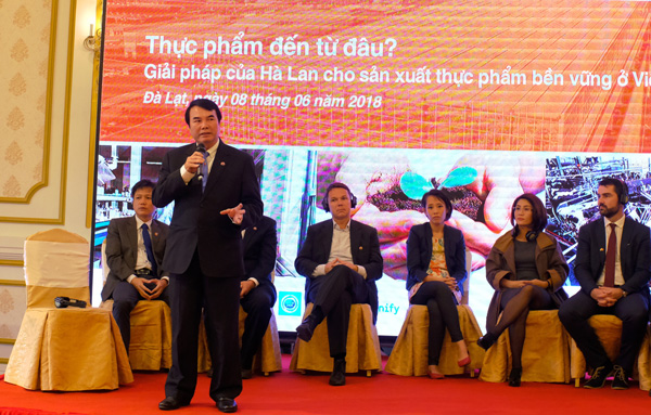 Tiến sĩ - Phó Chủ tịch UBND tỉnh Lâm Đồng Phạm S (người đứng) phát biểu tại diễn đàn Ngày Hà Lan tại Việt Nam. Ảnh: V.Việt