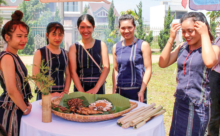Các cô gái Tây Nguyên giới thiệu ẩm thực của dân tộc mình