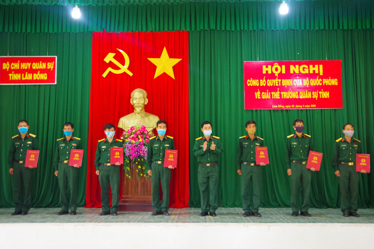 Đại tá Nguyễn Bình Sơn - Chỉ huy trưởng Bộ CHQS tỉnh Lâm Đồng, trao quyết định điều chuyển đối với cán bộ, sỹ quan, quân nhân chuyên nghiệp của Trường Quân sự tỉnh