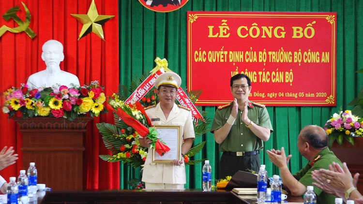 Đại tá Lê Vinh Quy - Giám đốc Công an tỉnh Lâm Đồng trao quyết định bổ nhiệm cho Thượng tá Tào Nguyễn Quang Minh