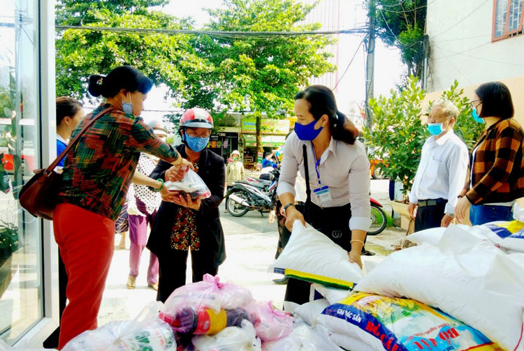 Ủy ban MTTQ Việt Nam phường B’Lao tặng quà cho các hộ khó khăn