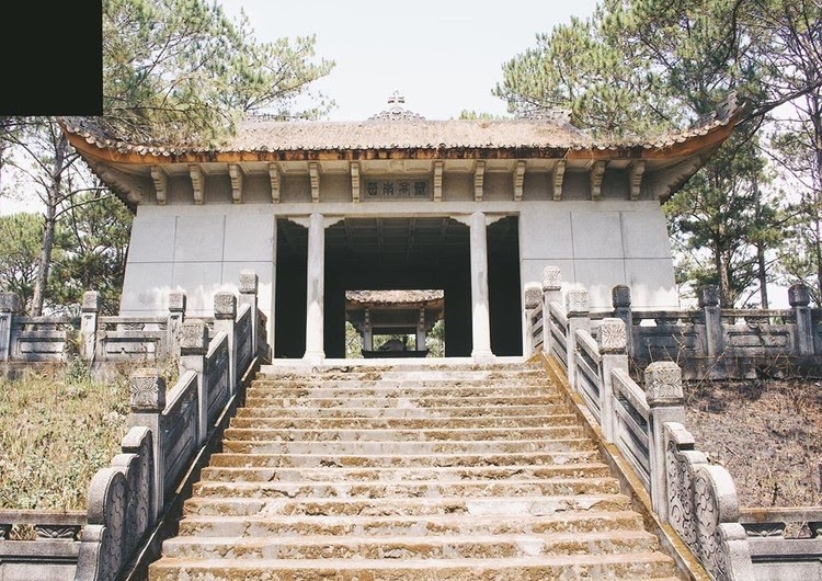 Khu lăng mộ vẫn sừng sững theo thời gian - Ảnh: JB Hải Nguyễn
