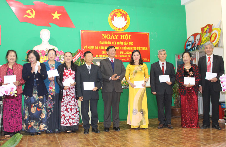 Bí thư Tỉnh ủy Trần Đức Quận tặng quà cho các gia đình chính sách, các cá nhân tiêu biểu của Tổ dân phố Nguyễn Du
