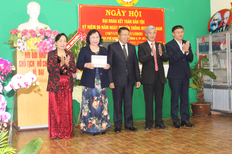 Chủ tịch UBND thành phố Tôn Thiện San và Phó Bí thư Thường trực Thành ủy Đặng Quang Tú tặng quà chúc mừng thành quả mà Tổ dân phố Nguyễn Du đạt được thời gian qua
