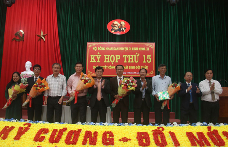 Đồng chí Nguyễn Trọng Ánh Đông - Ủy viên Ban Thường vụ Tỉnh ủy, Trưởng Ban Tổ chức Tỉnh ủy và lãnh đạo huyện Di Linh tặng hoa chúc mừng các đồng chí nhận nhiệm vụ mới 