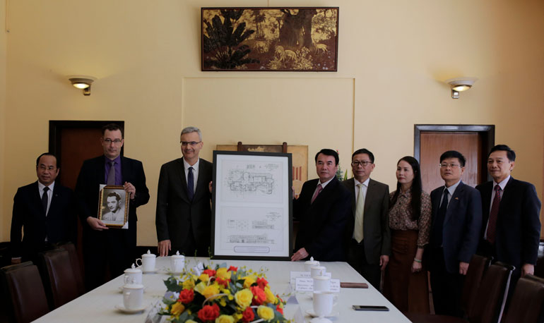 Đoàn công tác của Đại sứ Đặc mệnh toàn quyền Cộng hòa Pháp tại Việt Nam trao tặng bức ảnh chân dung của KTS Paul Veysseyre (người thiết kế Dinh III) và bản sao sơ đồ thiết kế Dinh III.