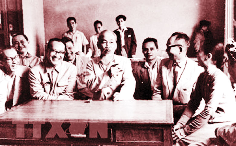 Bác Hồ nói chuyện thân mật với Giáo sư, bác sĩ Trần Hữu Tước (bên trái) - người sáng lập và xây dựng ngành Tai - Mũi - Họng Việt Nam và các trí thức ngành Y (tháng 3/1964). Ảnh: Tư liệu