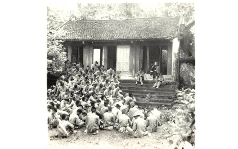 Chủ tịch Hồ Chí Minh nói chuyện với các chiến sĩ Trung đoàn Thủ đô tại Đền Hùng (Phú Thọ) năm 1954
