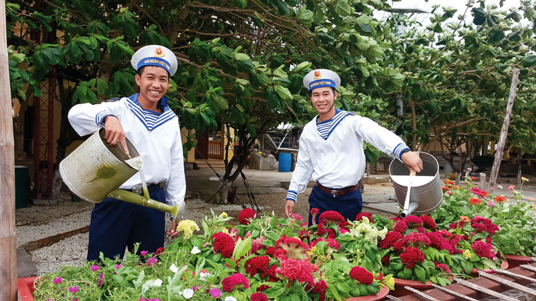 Chăm sóc hoa ở đảo Trường Sa Đông