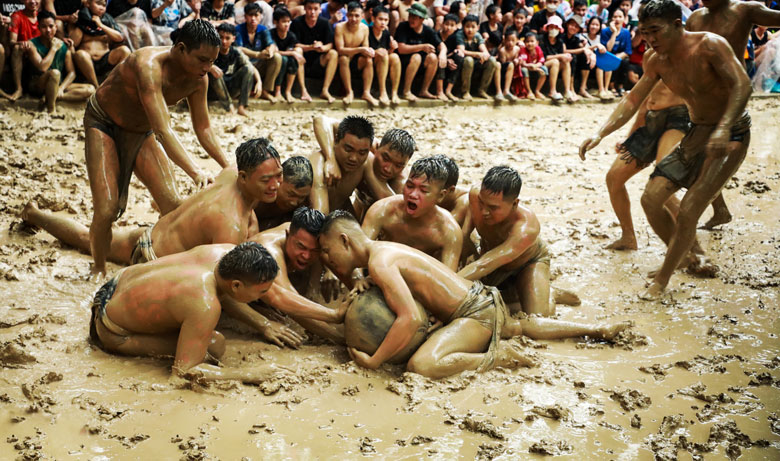 Độc đáo Lễ hội vật cầu bùn làng Vân, Bắc Giang