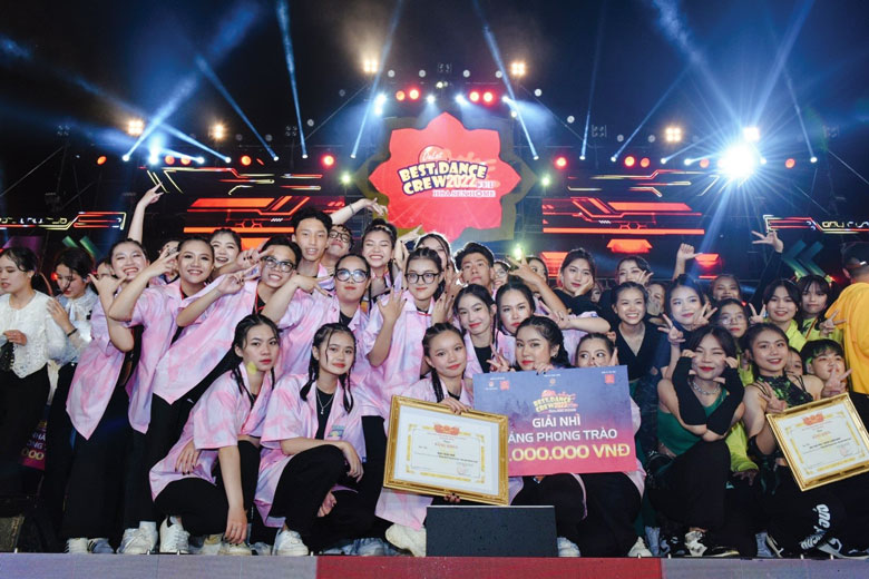 Nhóm nhảy Trường THPT Bùi Thị Xuân (Đà Lạt) đoạt giải Nhì Giải phong trào của cuộc thi Dalat Best Dance Crew 2022. Ảnh bestdancecrew.vn