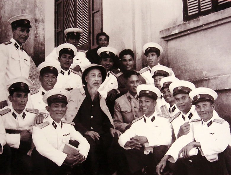 Bác Hồ thăm Bộ đội Hải quân ở vùng Đông Bắc Tổ quốc năm 1959. Ảnh tư liệu