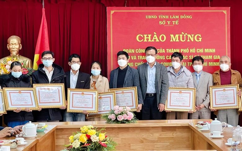 Khen thưởng các bác sĩ, điều dưỡng ngành Y tế Lâm Đồng tham gia chống dịch COVID-19 tại TP Hồ Chí Minh