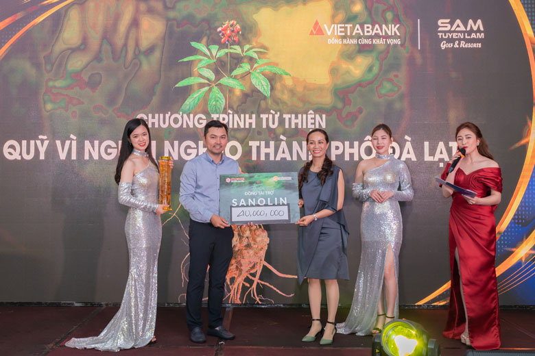 Các nhà hảo tâm tại Giải Golf nghiệp dư do Vietabank va Sam Tuyền Lâm tổ chức tham gia ủng hộ Quỹ Vì người nghèo TP Đà Lạt 