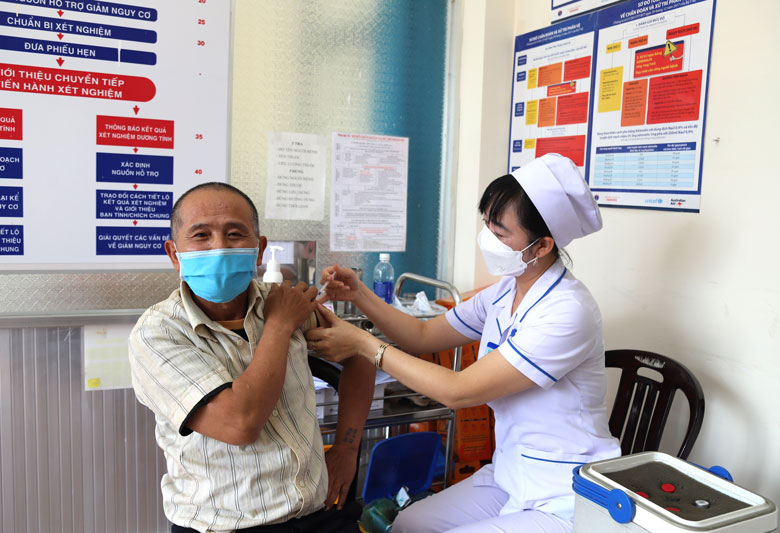 TP Bảo Lộc tiêm vắc xin phòng Covid-19 liều nhắc lại cho hơn 27.000 người dân
