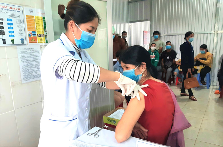 Huyện Bảo Lâm triển khai tiêm vắc xin Covid-19 đợt 44 liều nhắc lại cho người dân trên địa bàn