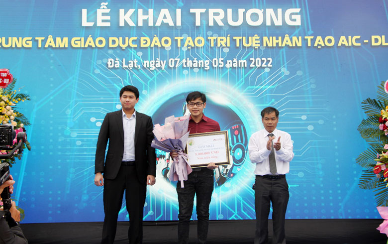 Lê Thiên Anh vinh dự nhận học bổng từ ông William Hiếu Nguyễn - Phó Tổng Giám đốc IPPG và Tiến sĩ Nguyễn Văn Vinh - Chủ tịch Hội đồng Trường ĐHĐL