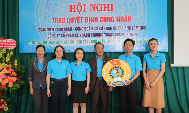 Trao logo của Tổng Công đoàn Việt Nam cho Công đoàn cơ sở Công ty