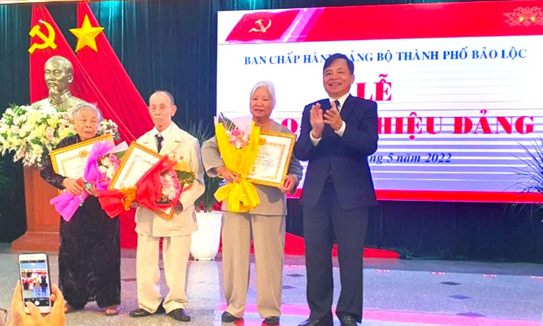 Bí thư Thành ủy Bảo Lộc trao tặng Huy hiệu Đảng trao tặng Huy hiệu Đảng cho các đảng viên lão thành