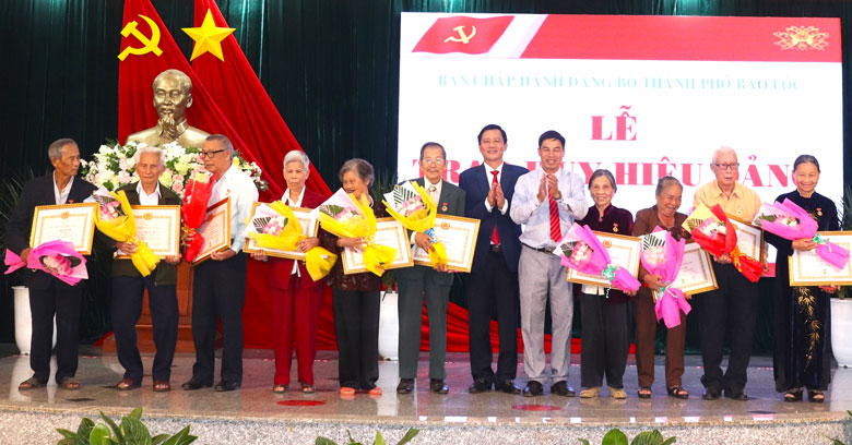 Lãnh đạo TP Bảo Lộc trao tặng Huy hiệu Đảng cho các đảng viên
