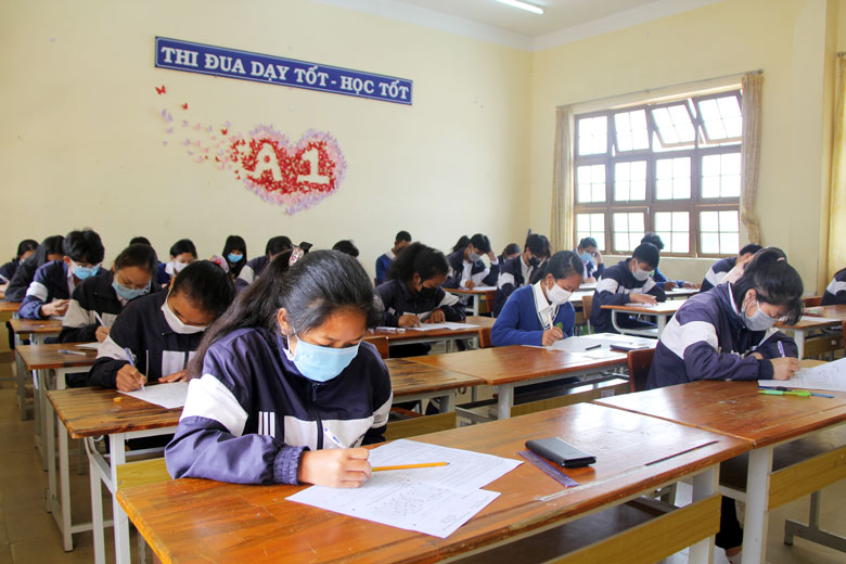 Học sinh Trường THPT LangBiang làm bài kiểm tra cuối năm học