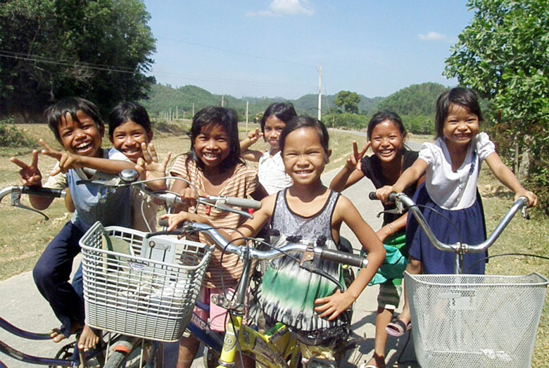 Niềm hạnh phúc của trẻ em dân tộc Mạ, buôn Tố Lan, Đạ Tẻh được đến trường