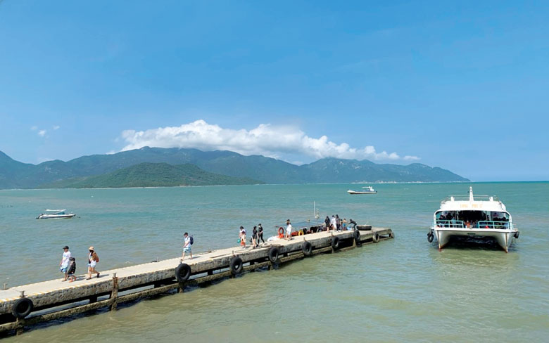 Du khách trở lại bến tàu đất liền sau khi trải nghiệm khám phá biển, đảo trên vịnh Nha Phu, Khánh Hòa