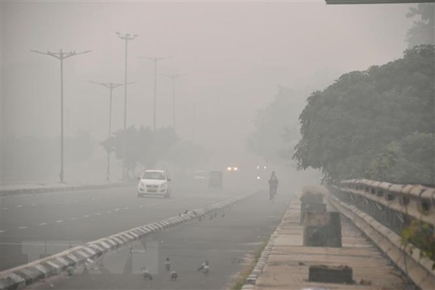 Khói mù ô nhiễm bao phủ bầu trời New Delhi, Ấn Độ, ngày 5/11/2021