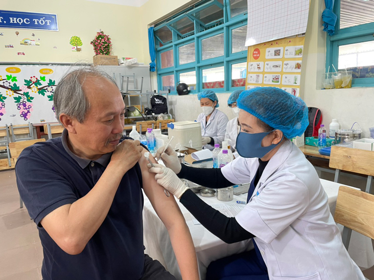 Tiêm vắc xin phòng Covid-19 liều nhắc lại lần 1 tại TP Đà Lạt