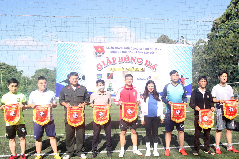 Đoàn Khối Doanh nghiệp tỉnh tổ chức thành công Giải Bóng đá mini nam
