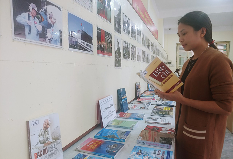 Trưng bày sách 97 năm Ngày Báo chí Cách mạng Việt Nam