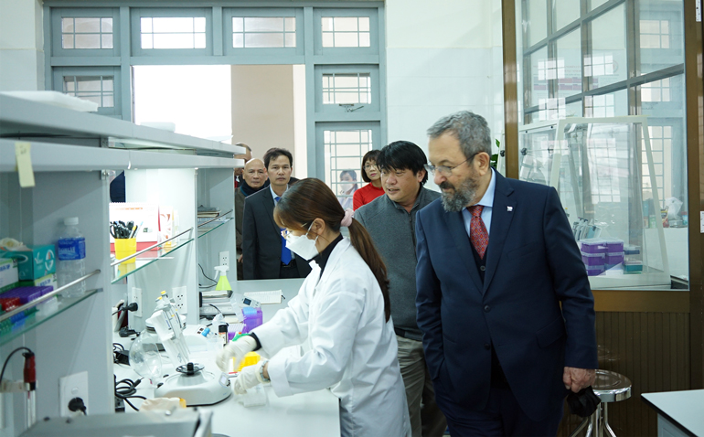 Cựu Thủ tướng Israel Ehud Barak tham quan phòng thí nghiệm