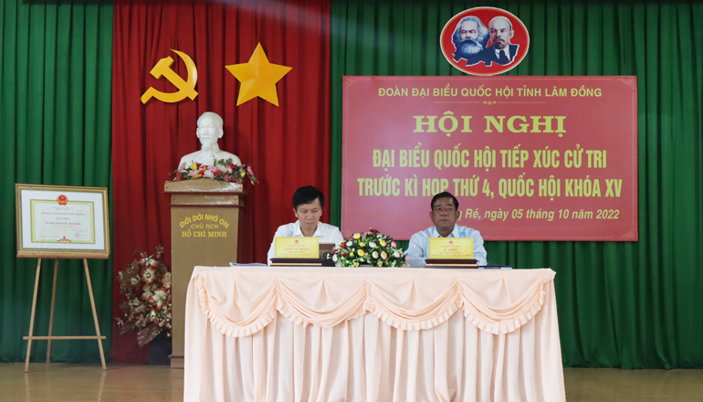 Đoàn ĐBQH tỉnh Lâm Đồng tiếp xúc cử tri tại Di Linh