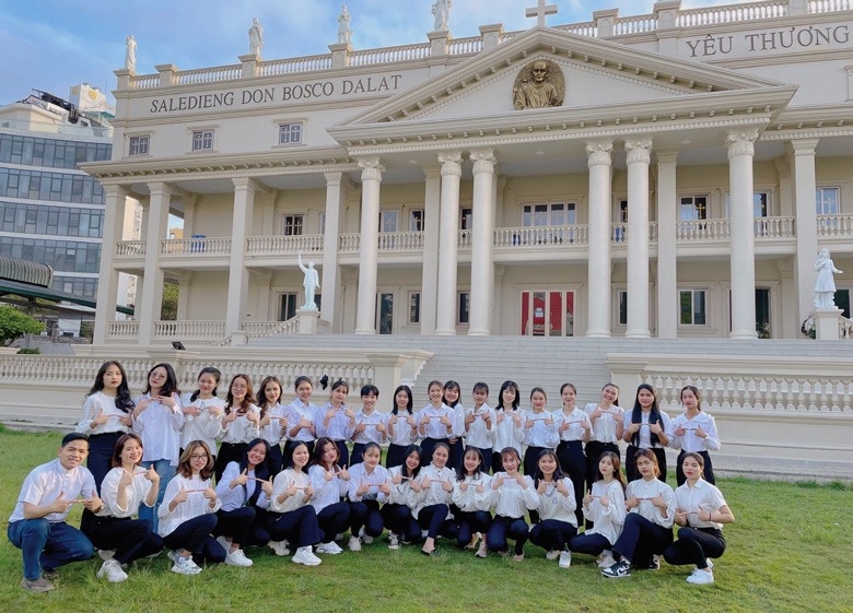 Cha Phanxico Xavie Trần Quốc Tuấn (ngồi, bìa trái) và các nữ sinh viên Lưu xá Teresa trong ngày khai giảng năm học 2021-2022
