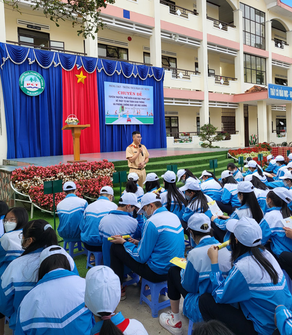 Tuyên truyền pháp luật cho các em học sinh Trường THCS Phan Chu Trinh, thành phố Đà Lạt