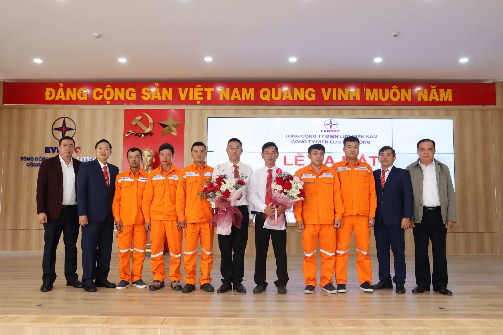 Công ty Điện lực Lâm Đồng ra mắt Đội thi công sửa chữa điện nóng
