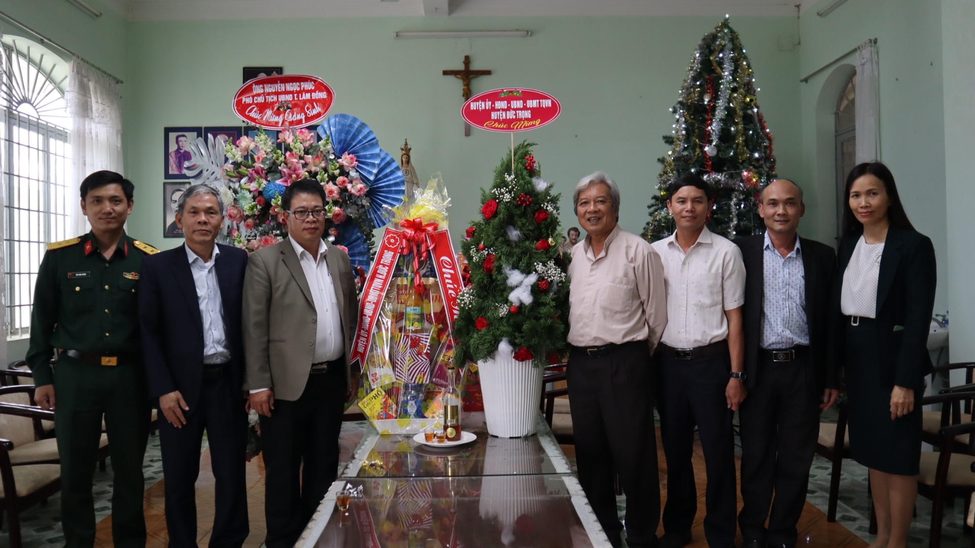 Lãnh đạo huyện Đức Trọng thăm, chúc mừng các cơ sở tôn giáo nhân Lễ Giáng sinh