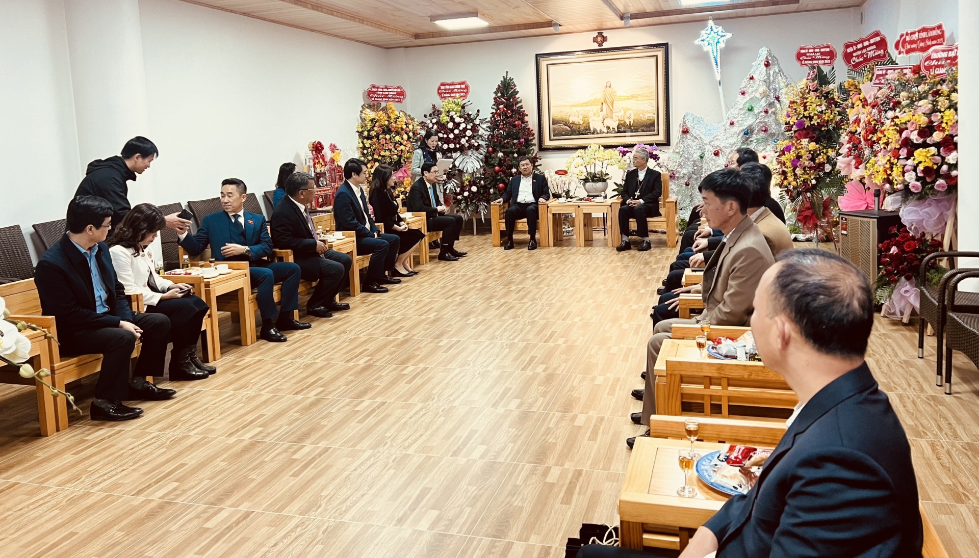 Đoàn công tác Ủy ban Đối ngoại của Quốc hội thăm, chúc mừng Giáng sinh Toà Giám mục Đà Lạt