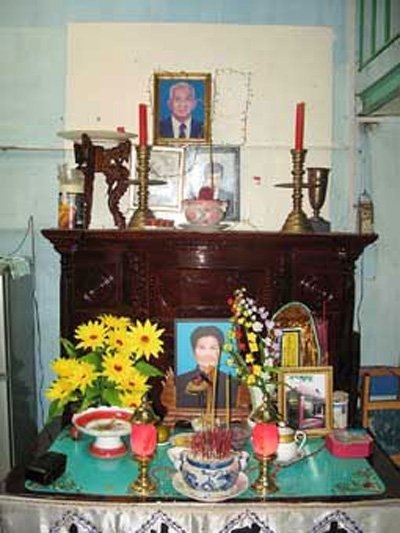 Bàn thờ Điềm Khắc Kim tại nhà, ảnh trên là ba của Kim, ông Kha Lon Riêm. Ảnh: CTV