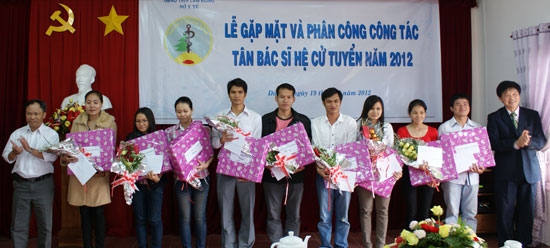 BSCKII Nguyễn Đình Thắng - Phó Giám đốc Sở Y tế trao quyết định công tác cho 19 tân bác sĩ được đào tạo theo hệ cử tuyển năm 2012