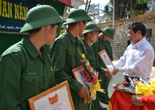 Đ/c Đoàn Văn Việt - Bí thư Thành ủy Đà Lạt trao giấy khen cho 5 đảng viên đã có ý thức tự giác trong thực hiện nghĩa vụ bảo vệ Tổ quốc