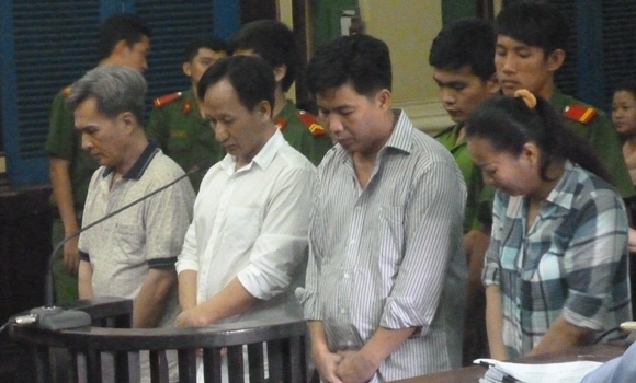 Bị cáo Dương Thị Hoa (bên phải) khóc nức nở khi nhận án tử hình