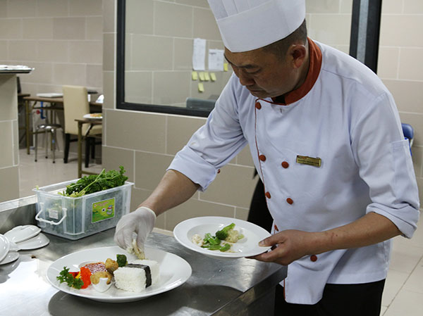 Bếp trưởng Nguyễn Thành Linh chuẩn bị bữa ăn cho đoàn khách Hồi giáo