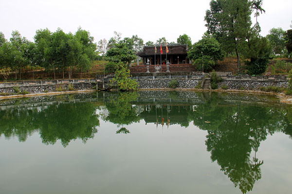 Giếng ngọc trước đền Trầm Lâm 