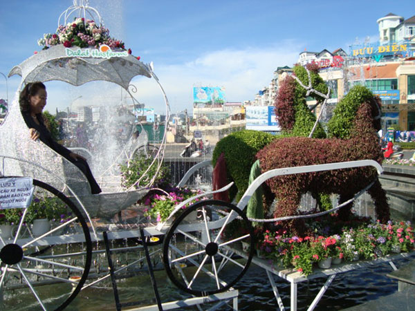 Mô hình xe ngựa Đà Lạt bên đài phun nước Đà Lạt hấp dẫn du khách