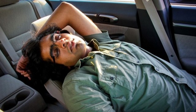 Không nên ngủ trong xe hơi